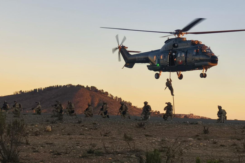 Entrenamiento en técnica Fast Rope entre Buzos Tácticos y Navy Seal desde un helicóptero de transporte Airbus AS332L Super Puma Firma Armada de Chile 002