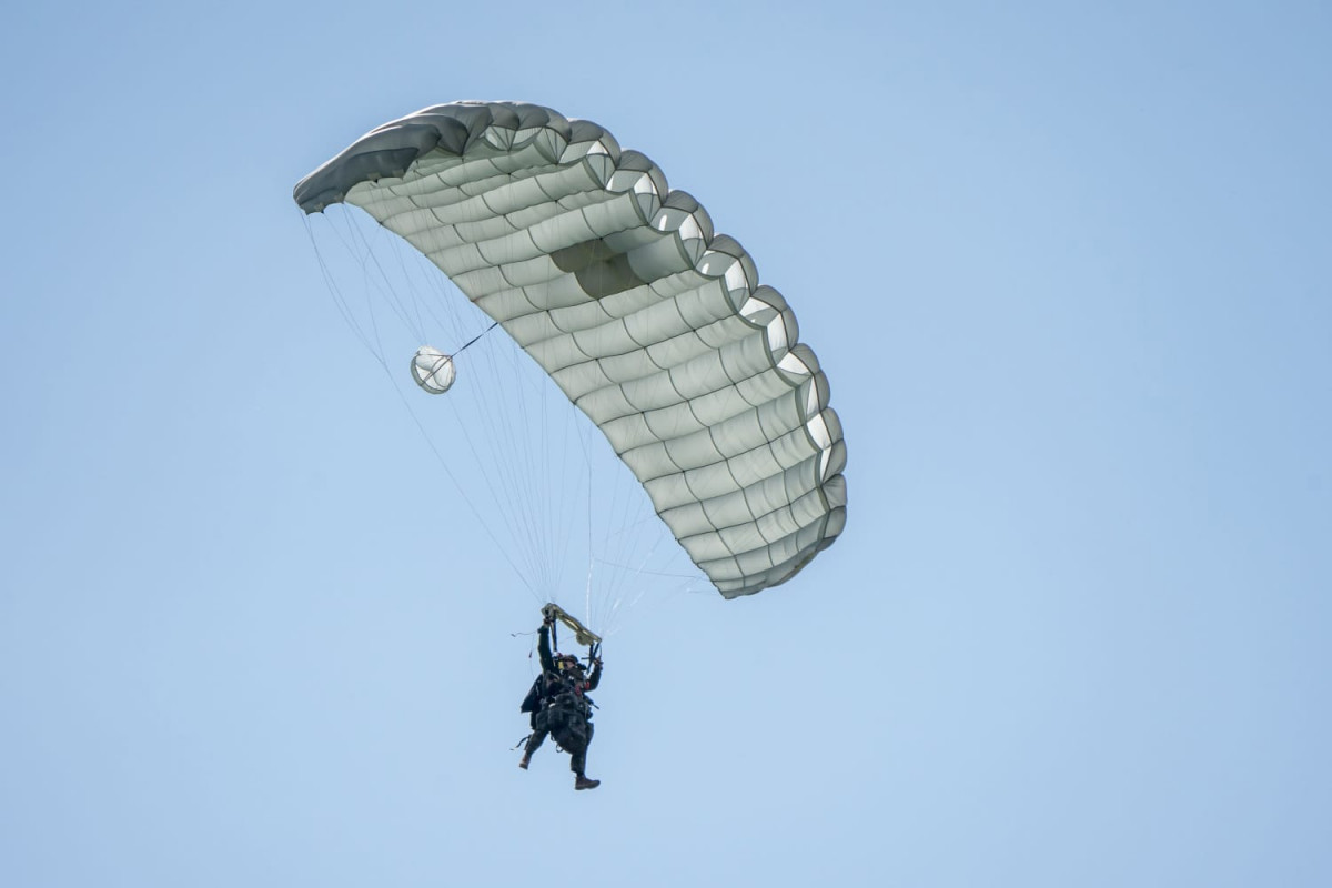 Paracaidistas del Ejército del Aire saltan sobre Letonia