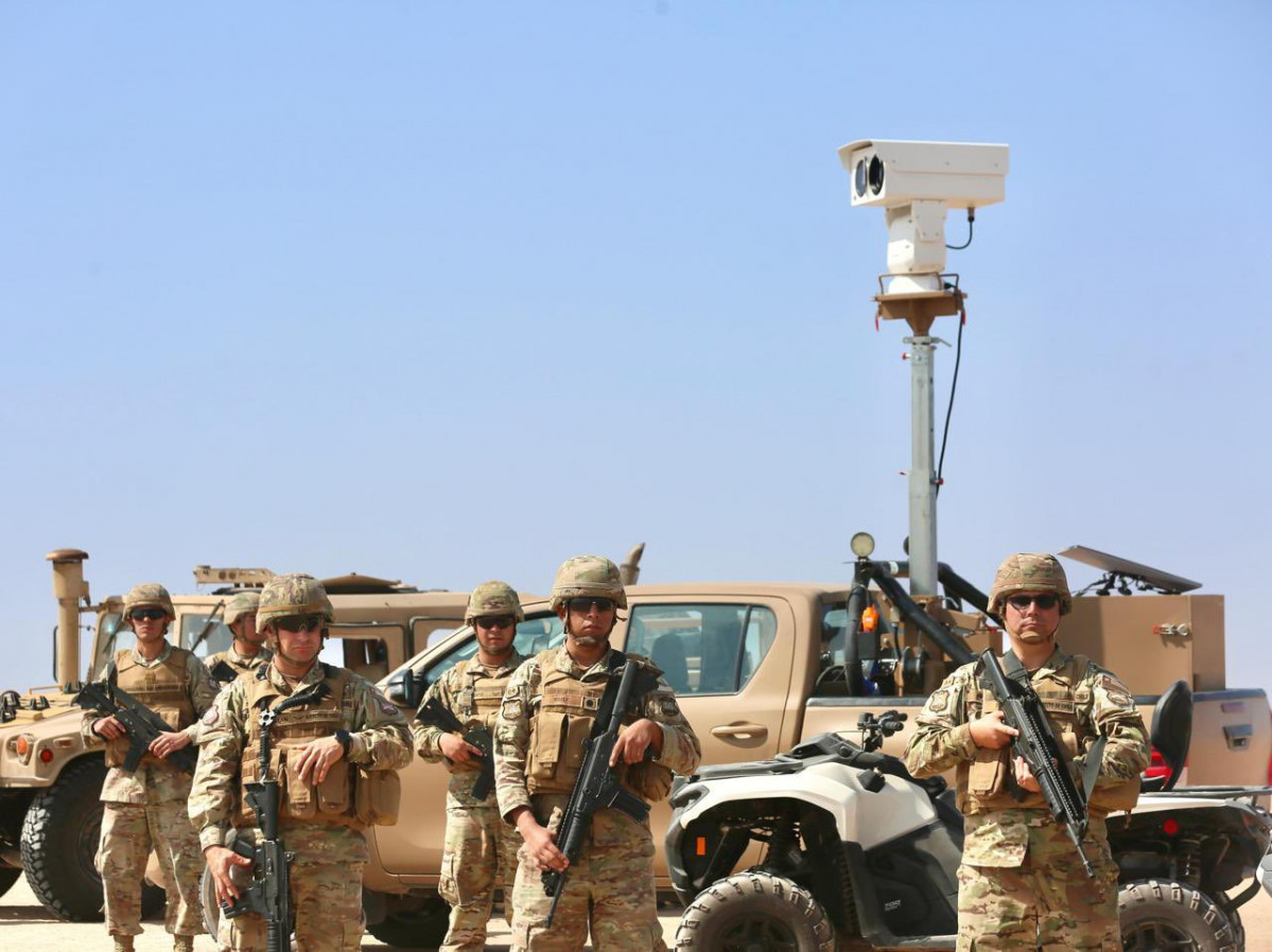 Camioneta Toyota Hilux 4x4 del Eju00e9rcito de Chile con el sistema de visiu00f3n nocturna de 10 kilu00f3metros de alcance Firma Ministerio de Defensa Nacional de Chile