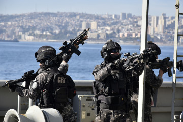 Operadores del GRI en ejercicio de abordaje y fiscalización en el petrolero AO 52 Almirante Montt en Valparaíso Firma Armada de Chile