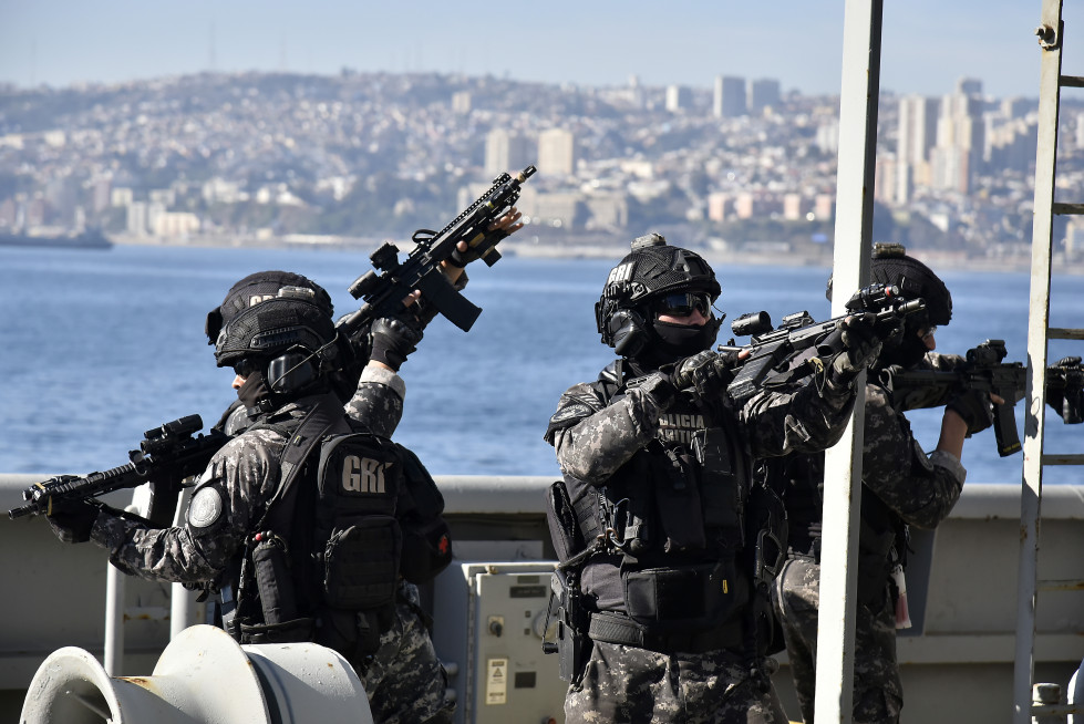 Operadores del GRI en ejercicio de abordaje y fiscalización en el petrolero AO 52 Almirante Montt en Valparaíso Firma Armada de Chile