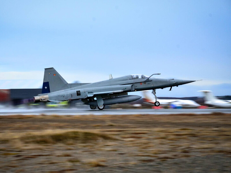 Avión de combate Northrop Grumann F 5E Tigre III del Grupo de Aviación N°12 participando en el ejercicio Estrella Austral 2025 Firma FACh