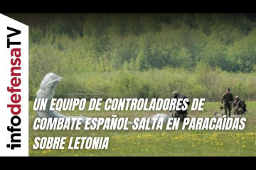 Un Equipo de Controladores de Combate español salta en paracaídas sobre Letonia