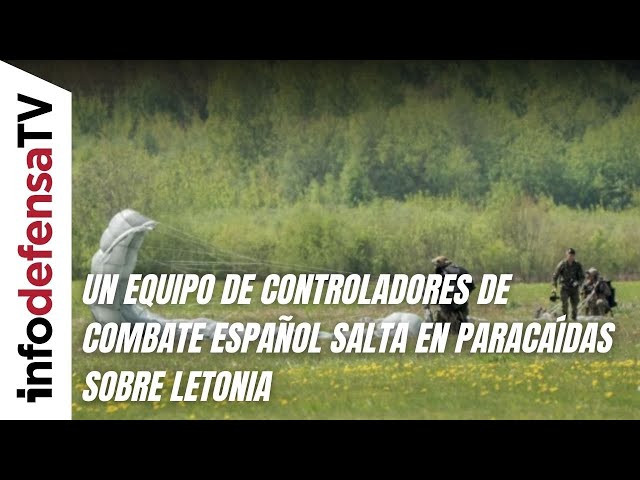 Un Equipo de Controladores de Combate español salta en paracaídas sobre Letonia
