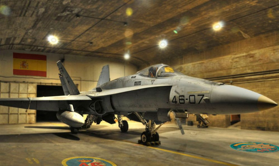 F 18 del Alea 46 en el hangar de alerta de la base de Gando
