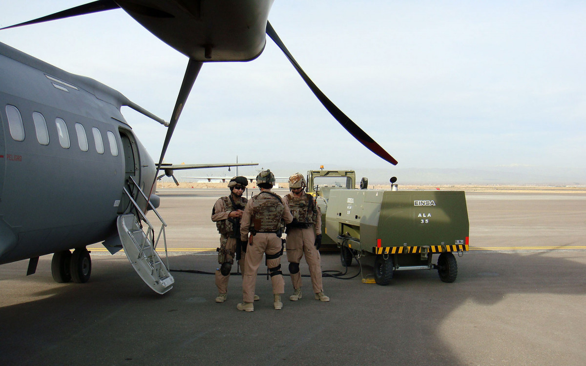 Operarios del Eju00e9rcito del Aire en una base au00e9rea