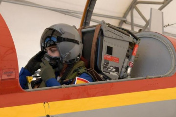 Sara García a bordo del C 101 Aviojet de la Patrulla Águila