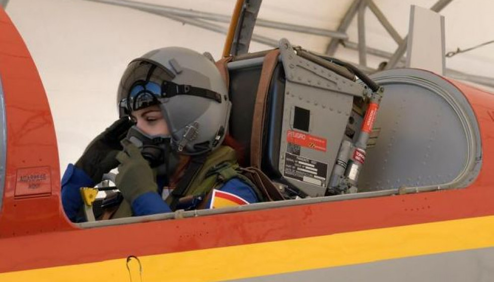 Sara García Alonso vuela en un avión de la Patrulla Águila