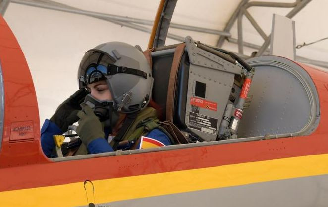 Sara García a bordo del C 101 Aviojet de la Patrulla Águila