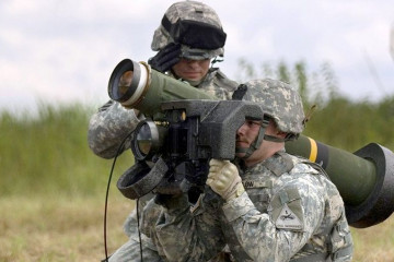 Un soldado lanza un misil antitanque Javelin estadounidense