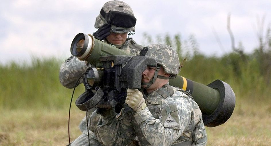 Un soldado lanza un misil antitanque Javelin estadounidense