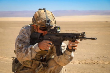 Soldado del Batallón de Infantería Blindado N°27 Bulnes con un fusil de asalto IWI Galil ACE 22 N C equipado con una mira Meprolighr Mepro M21 ambos de origen israelí Firma Ejército de Chile