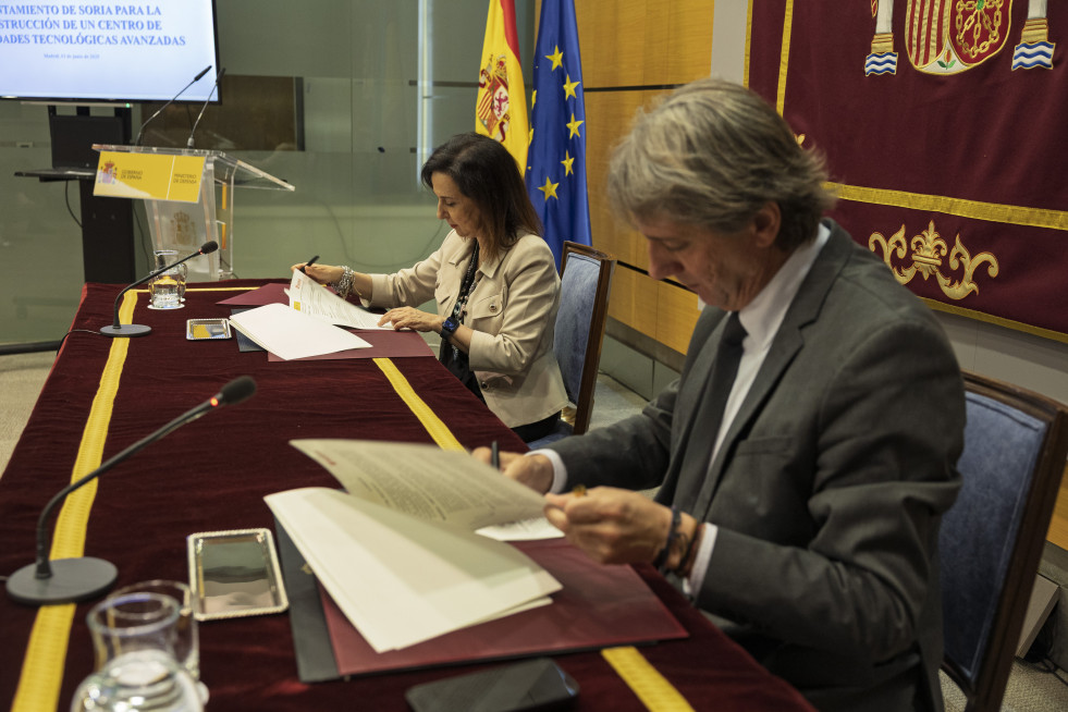 La ministra de Defensa y el alcalde de Soria firman el acuerdo para crear un centro avanzado de inteligencia artificial
