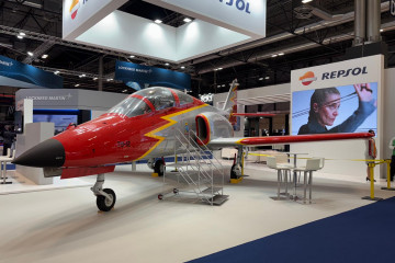 Avión C 101 Aviojet del Ejército del Aire que usa combustible limpio en colaboración con Repsol