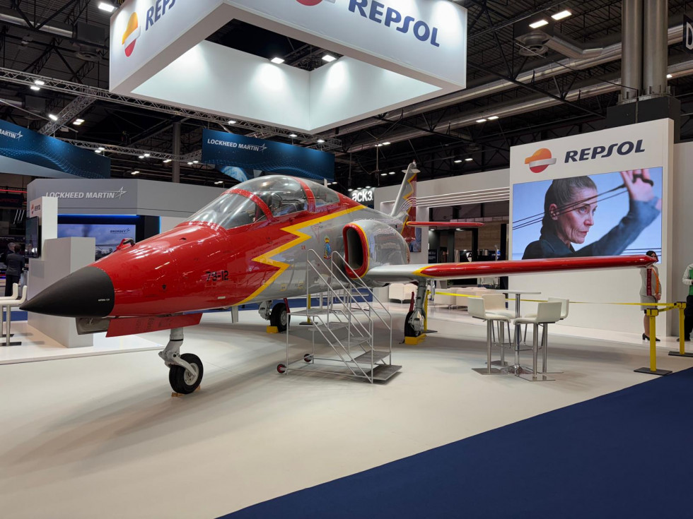 Avión C 101 Aviojet del Ejército del Aire que usa combustible limpio en colaboración con Repsol