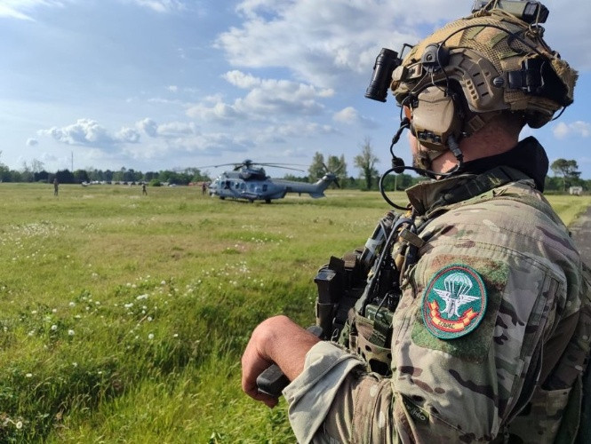 Un militar del Eju00e9rcito del Aire junto a un helicu00f3ptero NH 90 Caimu00e1n en el ejercicio Athena 25