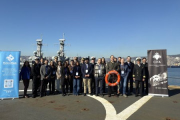 Equipos participantes del programa Proa I D en la cubierta de vuelo del transporte AP 41 Aquiles Firma Armada de Chile