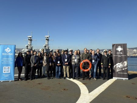 Equipos participantes del programa Proa I D en la cubierta de vuelo del transporte AP 41 Aquiles Firma Armada de Chile