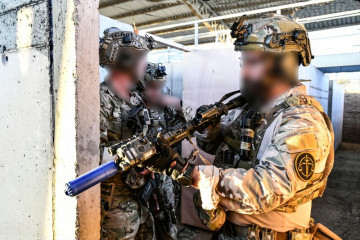 Operadores de Fuerzas Especiales en el entrenamiento de brechado en las instalaciones de la BOE Lautaro Firma Ejército de Chile