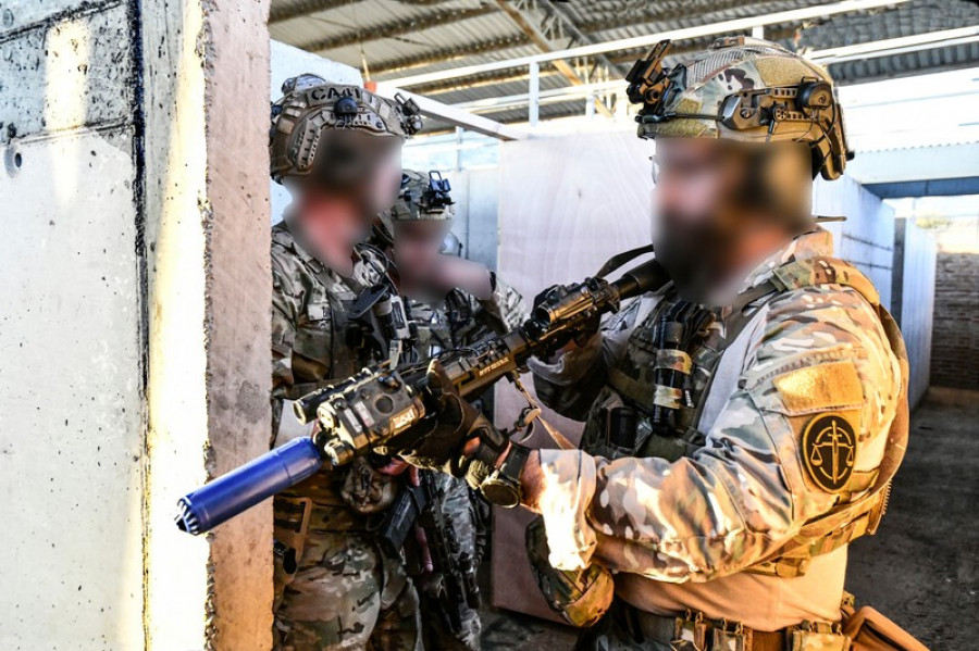 Operadores de Fuerzas Especiales en el entrenamiento de brechado en las instalaciones de la BOE Lautaro Firma Ejército de Chile