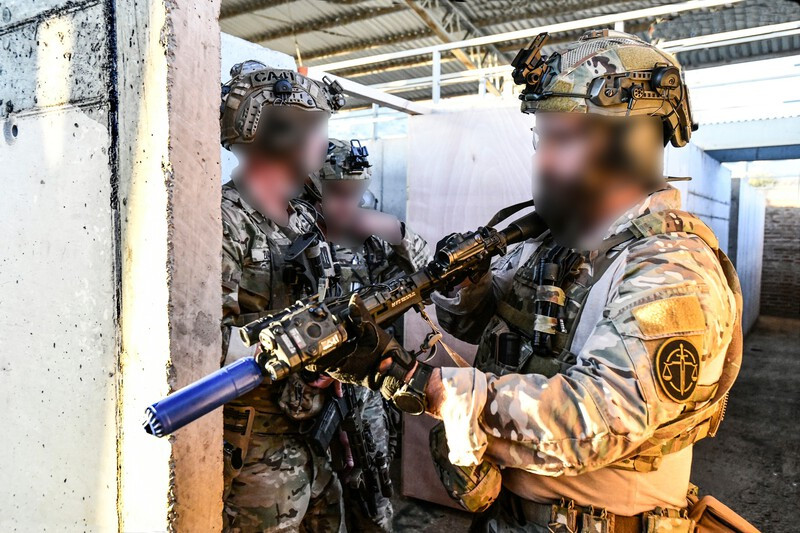 Operadores de Fuerzas Especiales en el entrenamiento de brechado en las instalaciones de la BOE Lautaro Firma Ejército de Chile