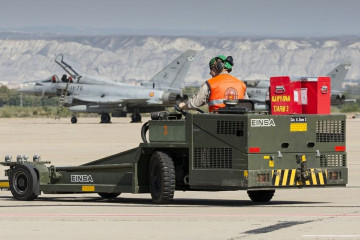 Un vehículo pasa junto a un F 18 en la base aérea de Zaragoza
