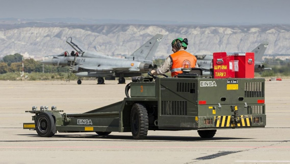 Un vehículo pasa junto a un F 18 en la base aérea de Zaragoza