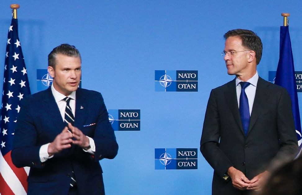 Mark Rutte y Pete Hegseth hoy en la sede de la OTAN en Bruselas