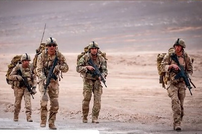 Patrulleros marchando en el desierto de Arica Firma Ejército de Chile 002
