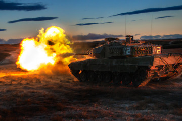 Carro de combate Leopard 2E del Ejército de Tierra disparando un proyectil