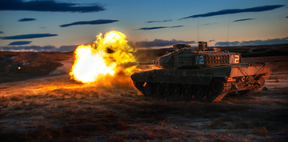 Carro de combate Leopard 2E del Ejército de Tierra disparando un proyectil