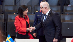 Robles dice que España no bloqueará un acuerdo de la OTAN sobre una nueva meta de gasto pero se aferra al 2%