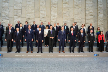 Foto de familia de los ministros de Defensa de la OTAN en la reunión de Bruselas del 5 de junio