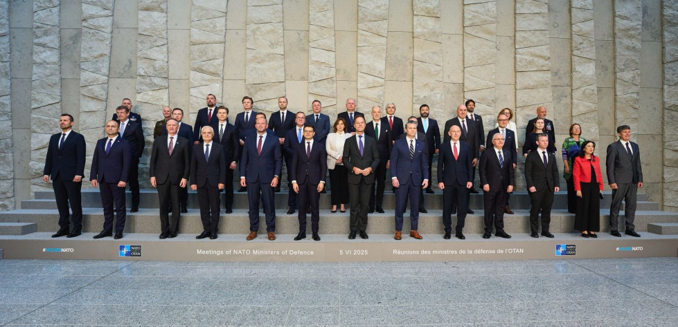 Foto de familia de los ministros de Defensa de la OTAN en la reunión de Bruselas del 5 de junio