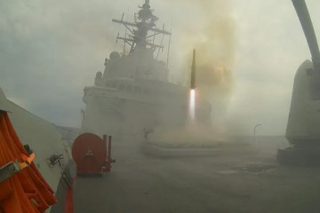 Lanzamiento de un misil por la fragata Blas de Lezo de la Armada