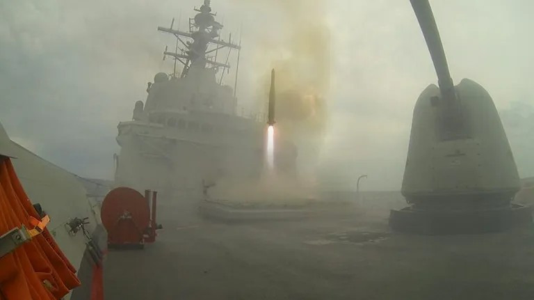 Lanzamiento de un misil por la fragata Blas de Lezo de la Armada