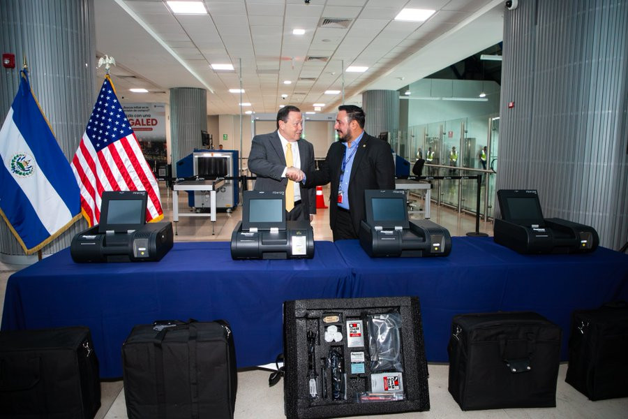 EE.UU. dona a El Salvador cuatro equipos de detección de explosivos