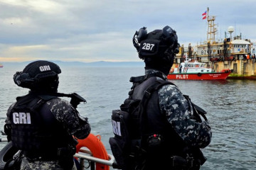 Personal del GRI en fiscalización de pesquero chinos en la bahía de Concepción Firma Armada de Chile