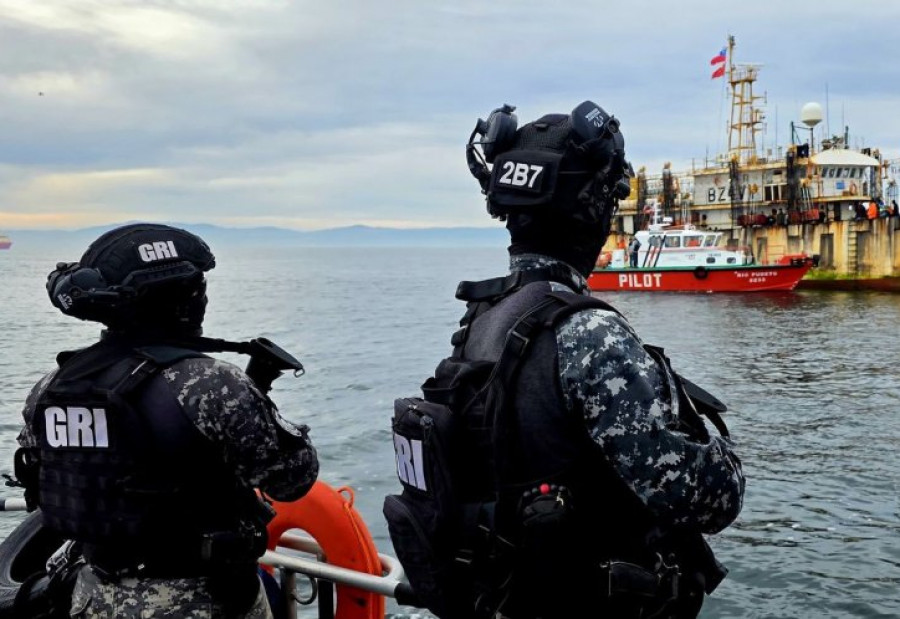 Personal del GRI en fiscalización de pesquero chinos en la bahía de Concepción Firma Armada de Chile