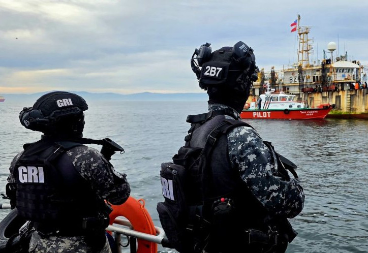 Personal del GRI en fiscalización de pesquero chinos en la bahía de Concepción Firma Armada de Chile