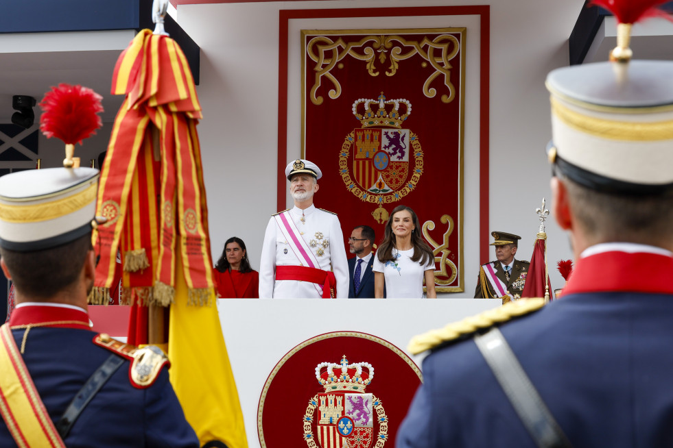 La Guardia Real ante los Reyes en la tribuna real