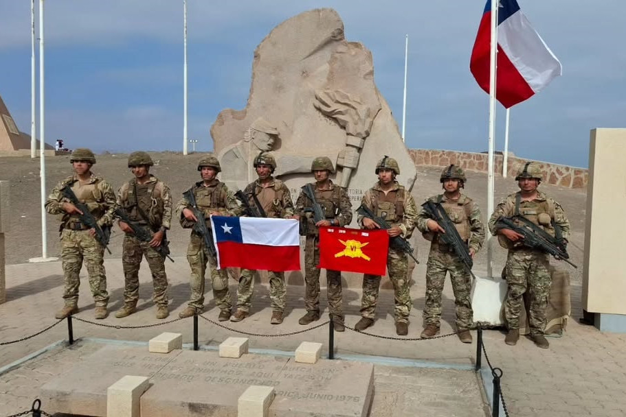 Patrulla de la VI División en la cima del Morro de Arica Firma Brigada Motorizada N°4 Rancagua del Ejército de Chile 004