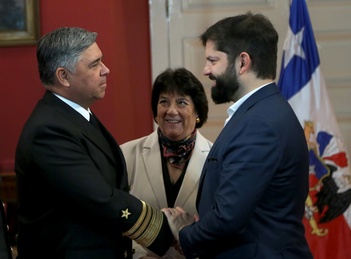 El presidente Gabriel Boric saluda al vicealmirante Fernando Cabrera Firma Prensa Presidencia de Chile
