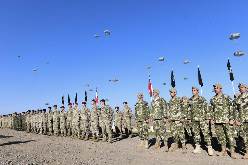 Salto de confraternidad y entrega simbólica de alas en el cierre del ejercicio Estrella Austral en Peldehue Firma Ejército de Chile