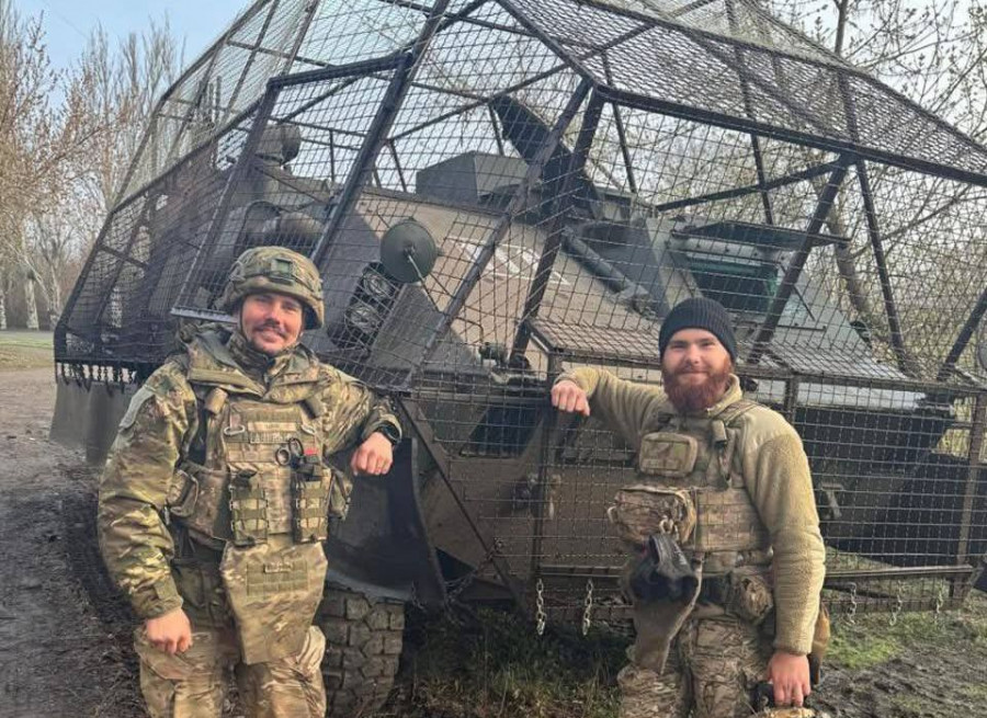Dos militares ucranianos posan delante del BMR 600 español