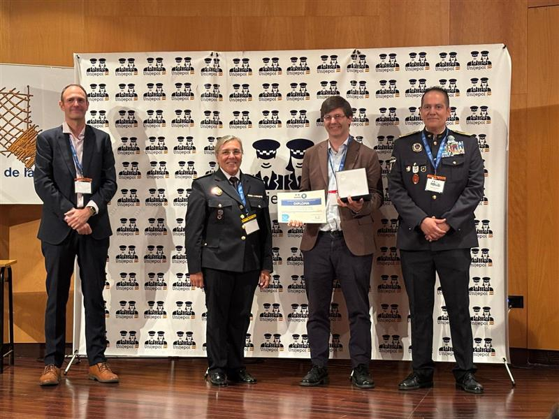 El jefe de la División UAS de AESA, Roberto Gándara, galardonado en las I Distinciones Nacionales a la Aeronáutica Policial