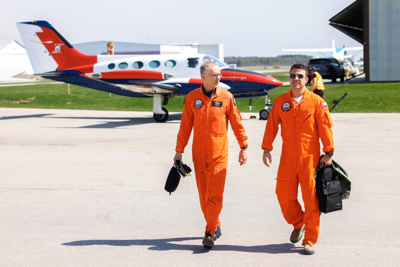 El capitán de bandada Paris Villavecchia la International Test Pilot School de Canadá Firma FACh