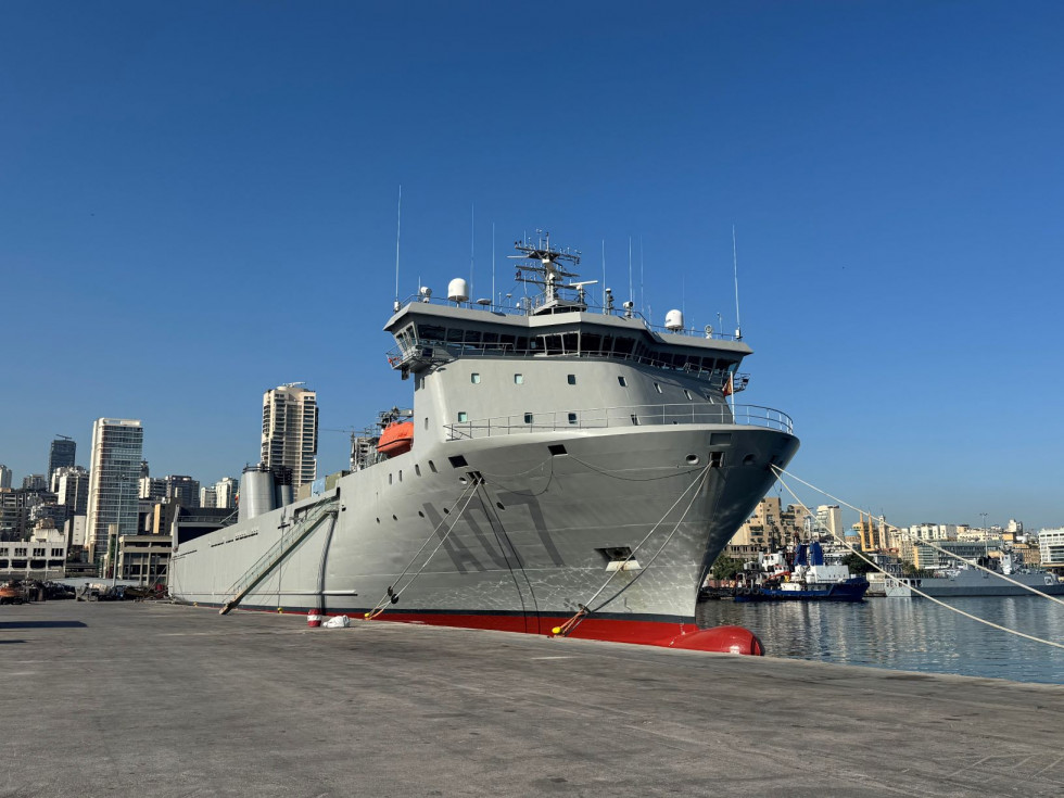 El buque El Camino Español, atracado en el puerto de Beirut