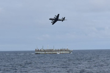 Un P 3ACH Orion sobrevolando una de las embarcaciones en su tránsito hacia zonas de pesca del Pacífico Firma Armada de Chile 002