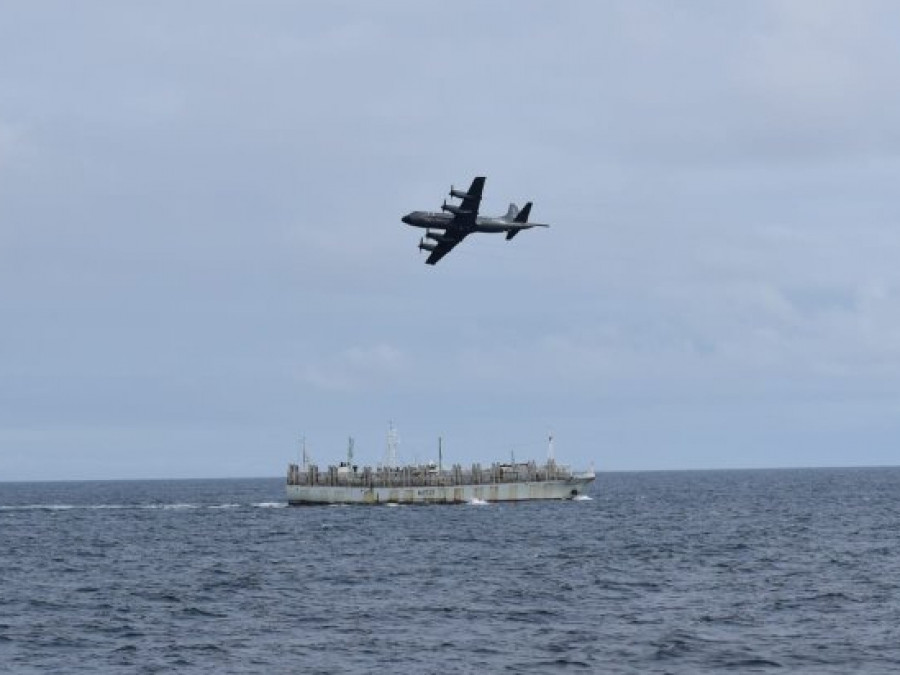Un P 3ACH Orion sobrevolando una de las embarcaciones en su tránsito hacia zonas de pesca del Pacífico Firma Armada de Chile 002